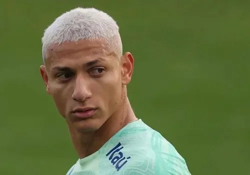 
          Imagem ilustrativa da imagem Richarlison revela problemas: 'Pessoas próximas de olho no meu dinheiro'
          