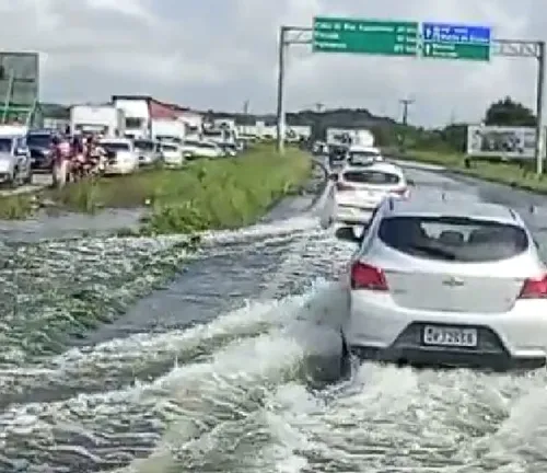 
          Imagem ilustrativa da imagem Rio transborda na BR-101 Sul próximo à fábrica da Vitarella
          