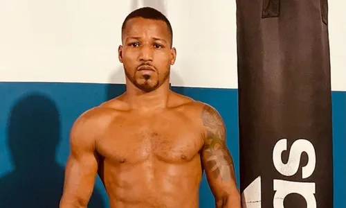 
          Imagem ilustrativa da imagem Robson Conceição tem carro arrombado e perde material de treino
          