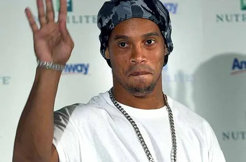 
          Imagem ilustrativa da imagem Ronaldinho falta à CPI e pode sofrer condução coercitiva
          