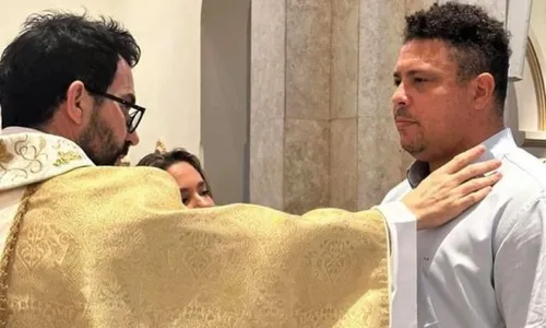 
          Imagem ilustrativa da imagem Ronaldo Fenômeno é batizado por padre Fábio de Melo
          