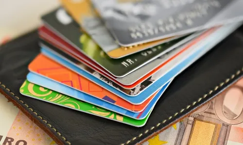 
          Imagem ilustrativa da imagem Saiba como fugir do rotativo do cartão de crédito sem passar sufoco
          