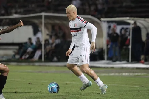 
          Imagem ilustrativa da imagem Santa Cruz vence de novo o Globo e assume a liderança do Grupo 3
          