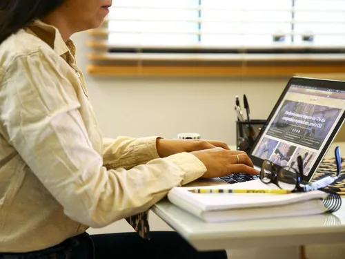 
          Imagem ilustrativa da imagem Santander oferece 75 mil bolsas para cursos rápidos de programação
          