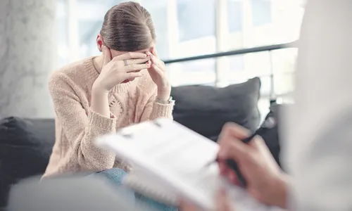 
          Imagem ilustrativa da imagem Saúde mental: Mais jovens e idosos em busca de terapia
          