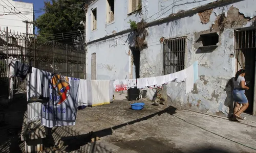 
          Imagem ilustrativa da imagem Sem teto para morar, famílias ocupam prédios históricos no Centro
          