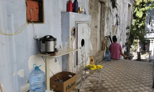 
          Imagem ilustrativa da imagem Sem teto para morar, famílias ocupam prédios históricos no Centro
          