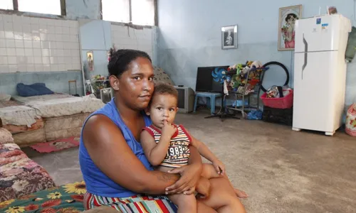 
          Imagem ilustrativa da imagem Sem teto para morar, famílias ocupam prédios históricos no Centro
          