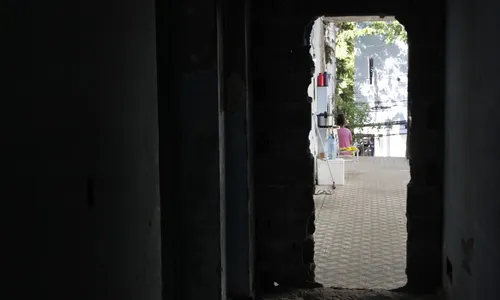 
          Imagem ilustrativa da imagem Sem teto para morar, famílias ocupam prédios históricos no Centro
          