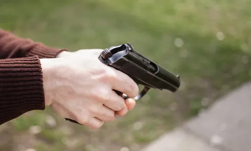 
          Imagem ilustrativa da imagem Senado aprova teste toxicológico para posse e porte de arma
          