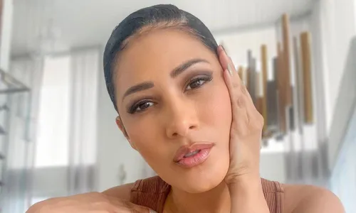 
          Imagem ilustrativa da imagem Simaria tira mega hair e mostra na web como é seu cabelo natural
          