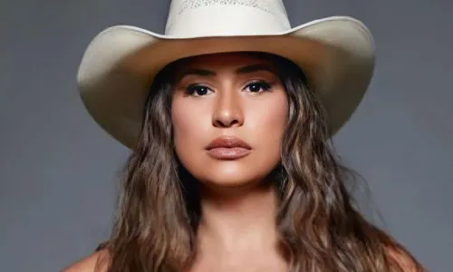 
          Imagem ilustrativa da imagem Simone surpreende com novo visual e recebe críticas por 'se parecer' com Simaria
          