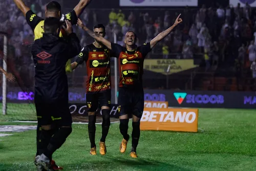 
          Imagem ilustrativa da imagem Sport dá o “troco” no Ceará e assume a liderança da Série B
          