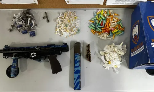 
          Imagem ilustrativa da imagem Submetralhadora e drogas são apreendidos pela PM em Vitória
          