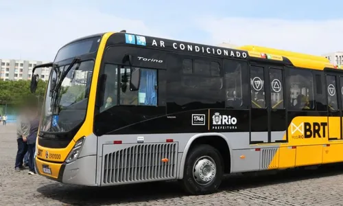 
          Imagem ilustrativa da imagem Suspeito de importunação sexual é empurrado de ônibus no Rio
          
