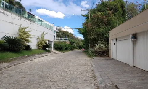 
          Imagem ilustrativa da imagem Suspeito é preso após invadir casa e lutar com capitão da PM na Praia da Costa
          