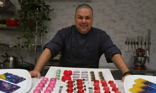 
          Imagem ilustrativa da imagem Talento capixaba: Confeiteiros criam bolos e doces que valem até R$10 mil
          