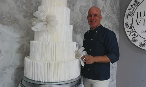 
          Imagem ilustrativa da imagem Talento capixaba: Confeiteiros criam bolos e doces que valem até R$10 mil
          