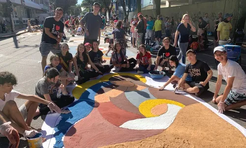 
          Imagem ilustrativa da imagem Tapetes enfeitam ruas do ES durante a festa de Corpus Christi
          