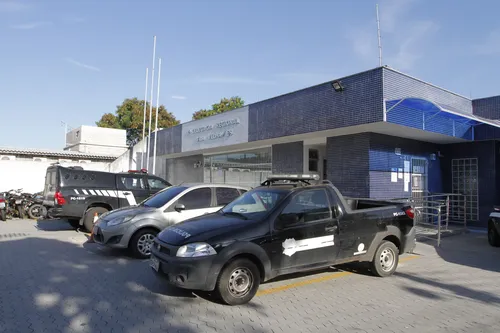 
          Imagem ilustrativa da imagem Taxista é preso acusado de transportar drogas para traficantes na Serra
          