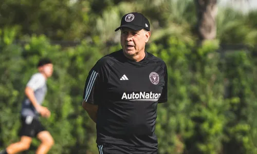 
          Imagem ilustrativa da imagem Técnico do Inter Miami comenta interesse em Suárez: 'Há obstáculos com o Grêmio'
          