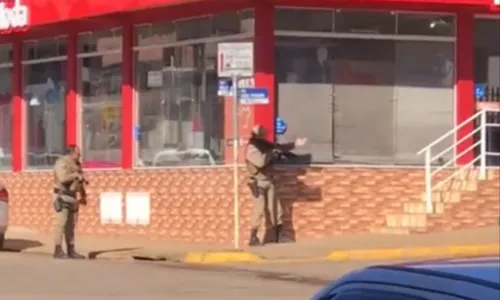 
          Imagem ilustrativa da imagem Tentativa de assalto a banco tem tiroteio e carro incendiado em SC
          