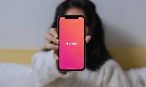
          Imagem ilustrativa da imagem Tinder faz acordo com Promotoria para avisar polícia sobre golpes
          