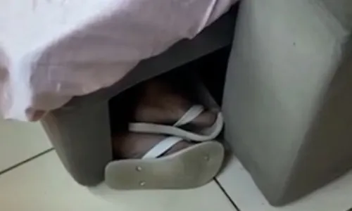 
          Imagem ilustrativa da imagem Tô invisível? Foragido tenta se esconder embaixo de sofá na Serra
          