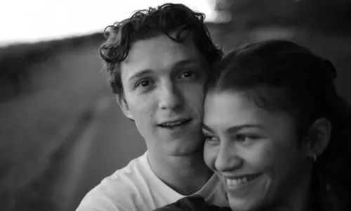 
          Imagem ilustrativa da imagem Tom Holland conta como conquistou Zendaya nos bastidores de "Homem Aranha"
          