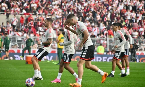 
          Imagem ilustrativa da imagem Torcedor cai da arquibancada e morre em jogo do River Plate
          