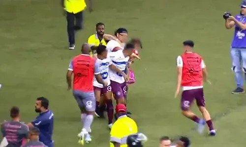 
          Imagem ilustrativa da imagem Torcedor do Inter que invadiu campo com filha no colo é suspenso por 10 jogos
          