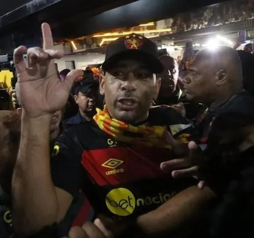 
          Imagem ilustrativa da imagem Torcida do Sport “invade” o Aeroporto dos Guararapes para receber Diego Souza
          