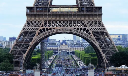 
          Imagem ilustrativa da imagem Torre Eiffel é esvaziada em Paris após alerta de bomba
          