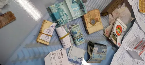 
          Imagem ilustrativa da imagem Três PMs são presos por furto a um deficiente visual no Recife
          