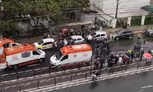 
          Imagem ilustrativa da imagem Três baleados e um morto em tiroteio na avenida Leitão da Silva
          