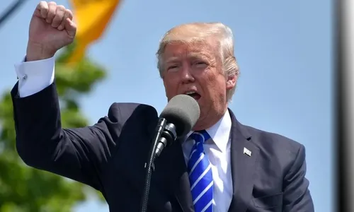 
          Imagem ilustrativa da imagem Trump afirma que continuará campanha eleitoral mesmo se for condenado
          