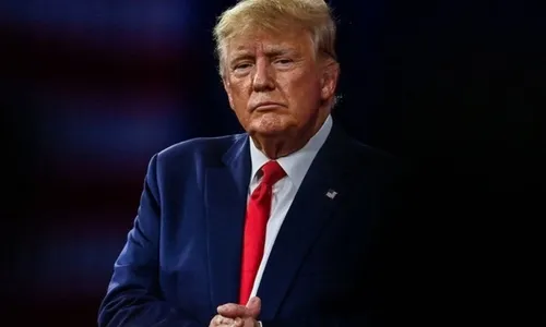 
          Imagem ilustrativa da imagem Trump se apresenta à Justiça para ser acusado em processo do 6 de Janeiro
          