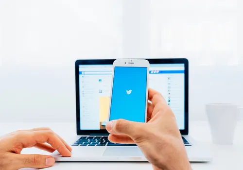 
          Imagem ilustrativa da imagem Twitter bloqueia visualização de tuítes públicos sem login na rede
          