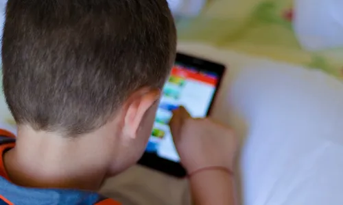 
          Imagem ilustrativa da imagem Unesco alerta para riscos do uso de celular em sala de aula
          