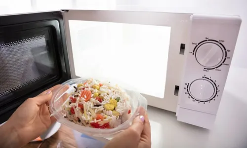 
          Imagem ilustrativa da imagem Usar potes plásticos no micro-ondas pode intoxicar comida, revela pesquisa
          