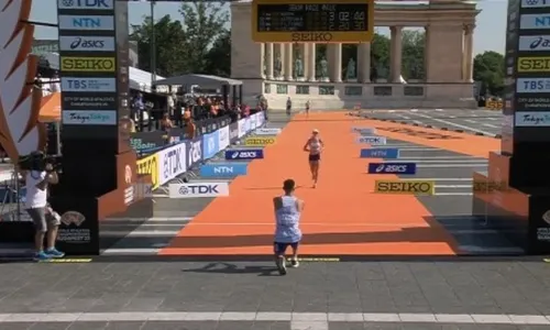 
          Imagem ilustrativa da imagem VÍDEO | Atleta é pedida em casamento na linha de chegada no Mundial de Atletismo
          
