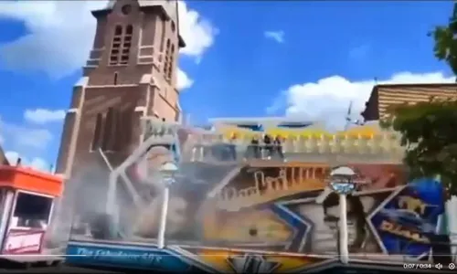 
          Imagem ilustrativa da imagem VÍDEO | Brinquedo falha e arremessa pessoas em parque de diversões
          