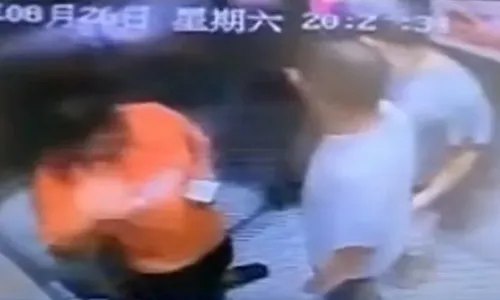 
          Imagem ilustrativa da imagem VÍDEO | Elevador de prédio cai e três moradores ficam feridos na China
          