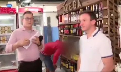 
          Imagem ilustrativa da imagem VÍDEO | Homem tenta furtar bebida enquanto equipe de reportagem grava em mercado
          