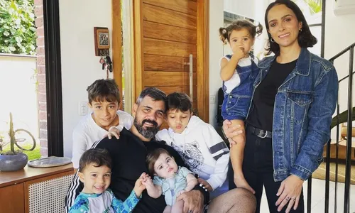 
          Imagem ilustrativa da imagem VÍDEO | Juliano Cazarré e esposa anunciam nova gravidez
          