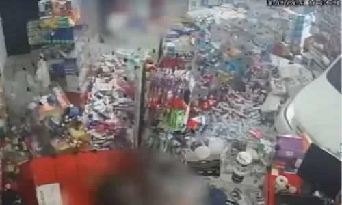 
          Imagem ilustrativa da imagem VÍDEO | Motorista é preso após invadir farmácia para tentar matar a ex-mulher
          