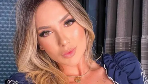 
          Imagem ilustrativa da imagem VÍDEO | Virginia é criticada ao mostrar batom que não sai da boca
          