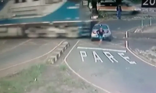 
          Imagem ilustrativa da imagem VÍDEO: Carro é arrastado por trem e mulher escapa por pouco de atropelamento
          
