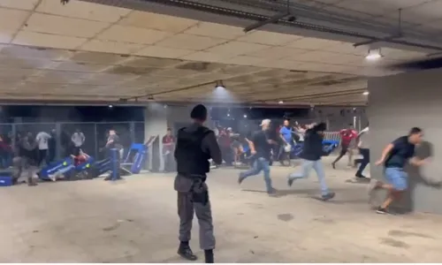 
          Imagem ilustrativa da imagem VÍDEOS | Torcedores do Flamengo invadem estádio e entram em confronto com a PM
          