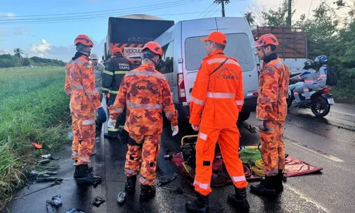 
          Imagem ilustrativa da imagem Van que levava pacientes a hospital sofre acidente e dois morrem no CE
          